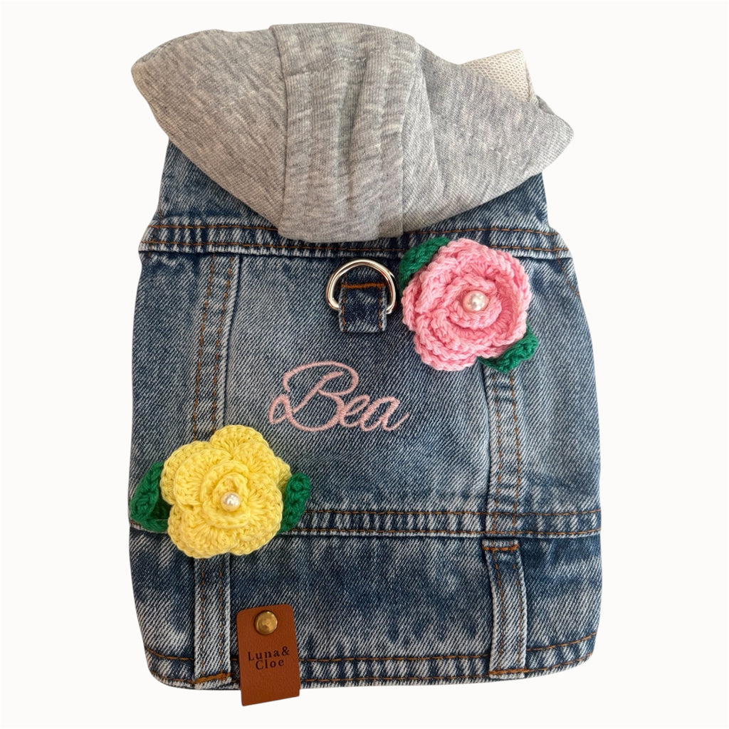 Giacchetto in jeans per cani personalizzato con nome ricamato e fiorellini all’uncinetto!🔥